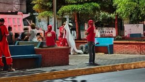 Encuentran hombre sin vida en plaza pública.